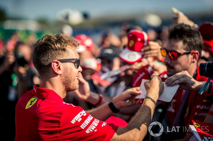 Sebastian Vettel, Ferrari, firma autógrafos a los fans