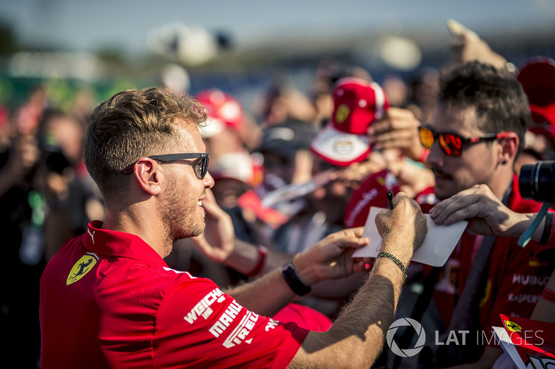 Sebastian Vettel, Ferrari firma autógrafos para los fanáticos
