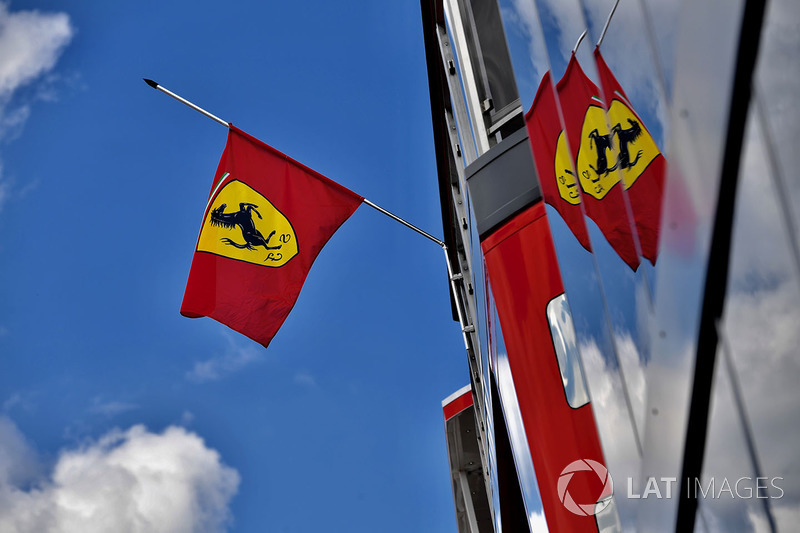 Bandera de Ferrari a media asta