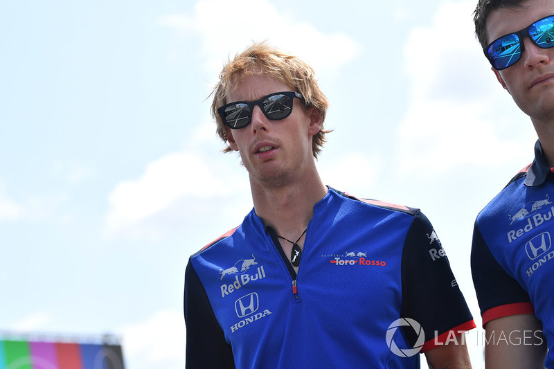Brendon Hartley, Scuderia Toro Rosso, cammina lungo il circuito