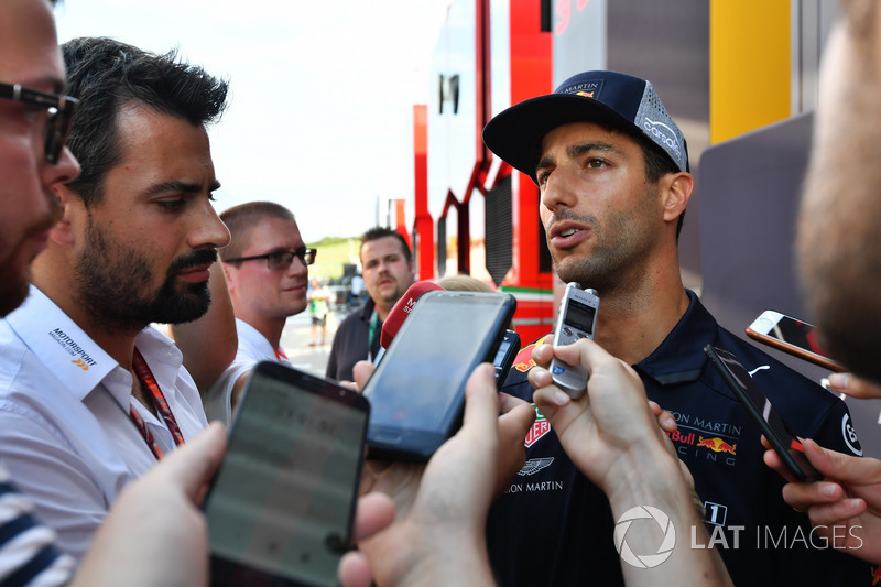 Daniel Ricciardo, Red Bull Racing, habla con los medios
