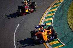 Fernando Alonso, McLaren MCL33 Renault, y Max Verstappen, Red Bull Racing RB14 Tag Heuer