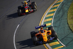 Fernando Alonso, McLaren MCL33 Renault, y Max Verstappen, Red Bull Racing RB14 Tag Heuer
