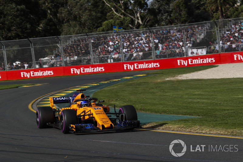 Fernando Alonso recebendo a bandeira quadriculada: Rádio: Sim, Fernando, P5, companheiro, P5, ótimo trabalho. Bela corrida. Alonso: Belo trabalho, rapazes, estou muito orgulhoso de vocês. Longo inverno, longas temporadas no passado, mas agora podemos briga