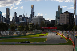 Lewis Hamilton, Mercedes AMG F1 W09, Kimi Raikkonen, Ferrari SF71H, en Sebastian Vettel, Ferrari SF7