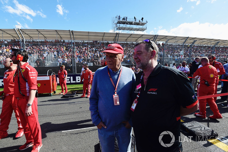 Niki Lauda, directeur non-exécutif de Mercedes AMG F1 et Paul Stoddart, sur la grille