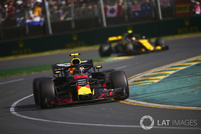 Max Verstappen, Red Bull Racing RB14 Tag Heuer, Carlos Sainz Jr., Renault Sport F1 Team R.S. 18