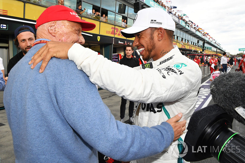 Il poleman Lewis Hamilton, Mercedes-AMG F1 festeggia nel parco chiuso con Niki Lauda, Presidente non esecutivo Mercedes AMG F1
