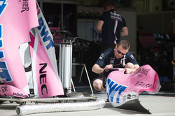 Force India F1 mechanic with Force India VJM11 bodywork