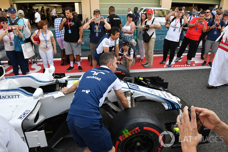 Des fans dans la voie des stands avec la Williams FW40