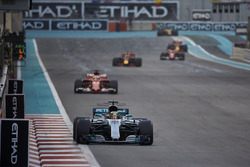 Lewis Hamilton, Mercedes AMG F1 W08, Sebastian Vettel, Ferrari SF70H