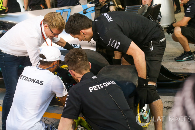 Lewis Hamilton, Mercedes AMG F1, joins in, the practice pitstops