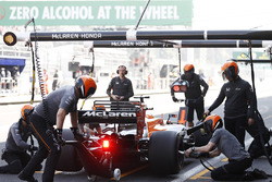 Fernando Alonso, McLaren MCL32, ai box