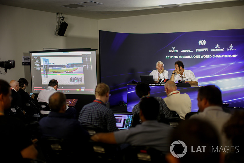 Charlie Whiting, delegado de la FIA y Matteo Bonciani, delegado de medios de comunicación la FIA en 