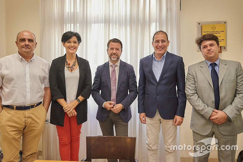 Orlando Perez, Directeur Technique du Cabildo de Tenerife et Coordinateur Technique du Circuit del Motor, Cristo Pérez, Ministre des Sports, Carlos Alonso, Président du Cabildo de Tenerife, Walter Sciacca, Consultant Automobile à Tenerife, et Antonio Marichal, Ministre des innovation, culture, éducation et sport