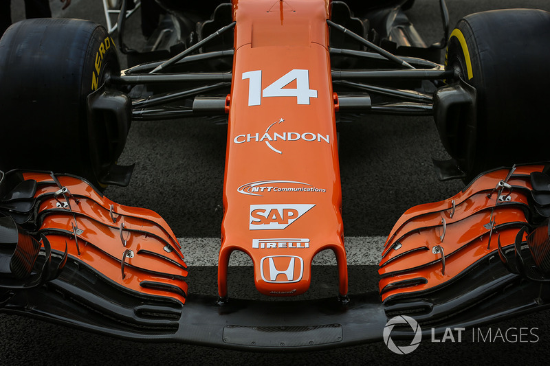 Fernando Alonso, McLaren MCL32 burun ve ön kanat detayı