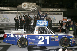 Race winner Johnny Sauter, GMS Racing, Allegiant Airlines Chevrolet Silverado