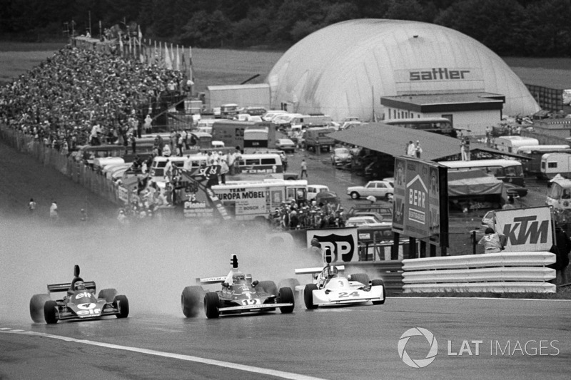 Niki Lauda lidera GP da Áustria de 1975