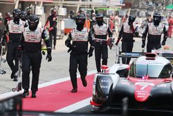 #7 Toyota Gazoo Racing Toyota TS050-Hybrid: Mike Conway, Kamui Kobayashi, Jose Maria Lopez dans les stands