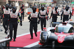#7 Toyota Gazoo Racing Toyota TS050-Hybrid: Mike Conway, Kamui Kobayashi, Jose Maria Lopez dans les stands