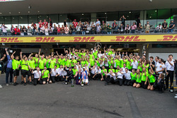 2017 World Champion Lewis Hamilton, Mercedes AMG F1 celebrates with his mother Carmen Lockhart and team