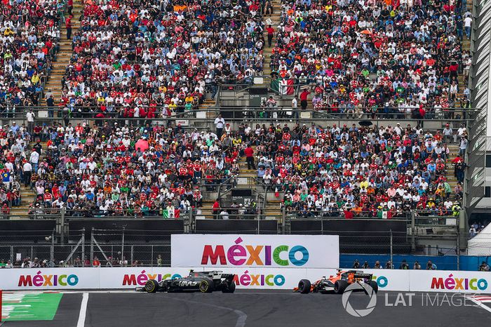 Kevin Magnussen, Haas F1 Team VF-17 y Fernando Alonso, McLaren MCL32