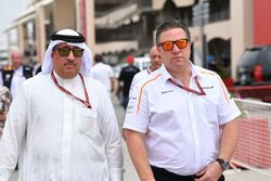 Sheikh Mohammed bin Essa Al Khalifa, director general de la Junta de Desarrollo Económico de Bahrein y accionista de McLaren y Zak Brown, director ejecutivo de McLaren