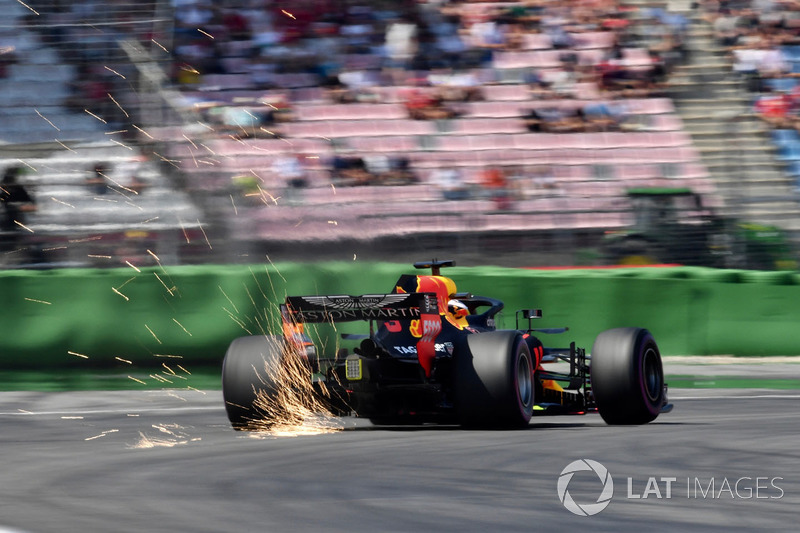 13. Daniel Ricciardo, Red Bull Racing RB14 sparks