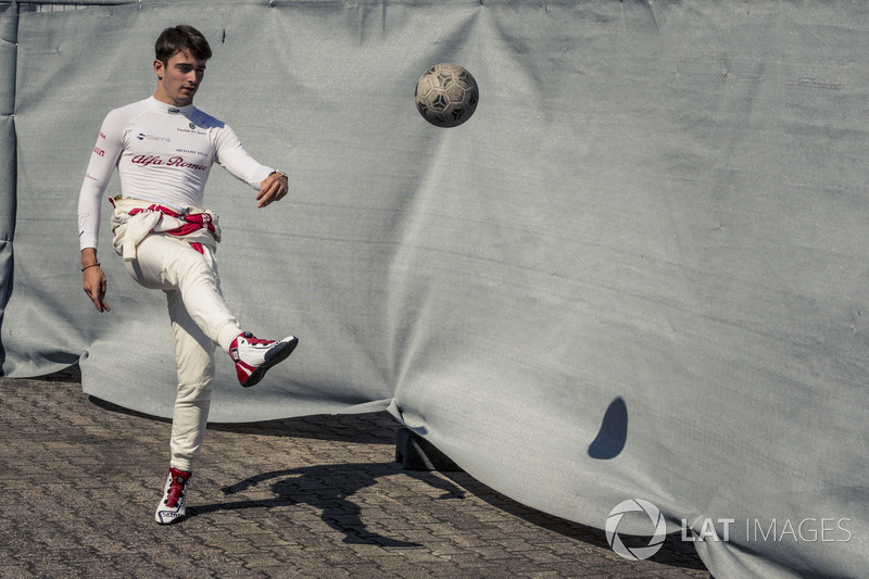 Charles Leclerc, Sauber warms up playing football