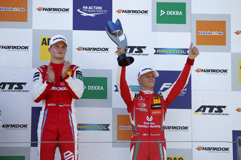Podio: ganador de la carrera Ralf Aron, PREMA Theodore Racing Dallara F317 - Mercedes-Benz, tercer puesto Mick Schumacher, PREMA Theodore Racing Dallara F317 - Mercedes-Benz