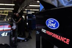 Kurt Busch, Stewart-Haas Racing, Ford Fusion Monster Energy / Haas Automation, Ford logo, garage