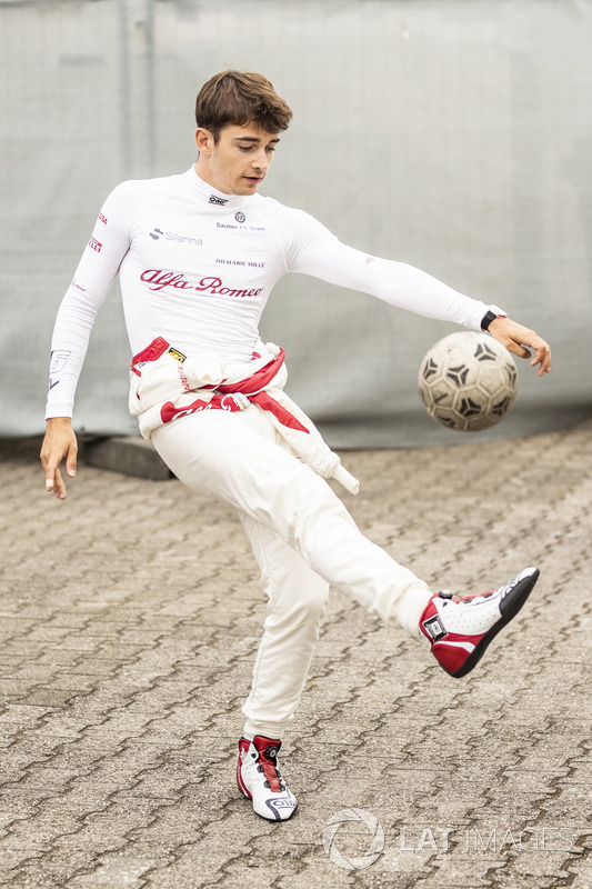 Charles Leclerc, Sauber warms up playing football
