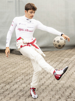 Charles Leclerc, Sauber s'échauffe en jouant au football