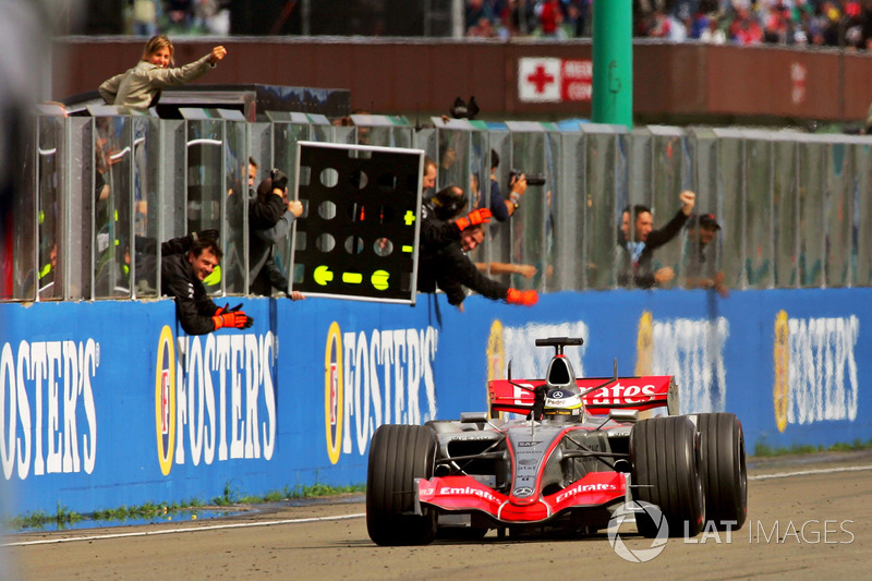 Pedro de la Rosa, McLaren Mercedes MP4-21, taglia il traguardo