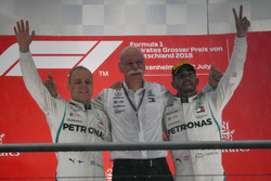 Valtteri Bottas, Mercedes-AMG F1, il Dr. Dieter Zetsche, CEO Daimler AG e Lewis Hamilton, Mercedes-AMG F1, festeggiano sul podio