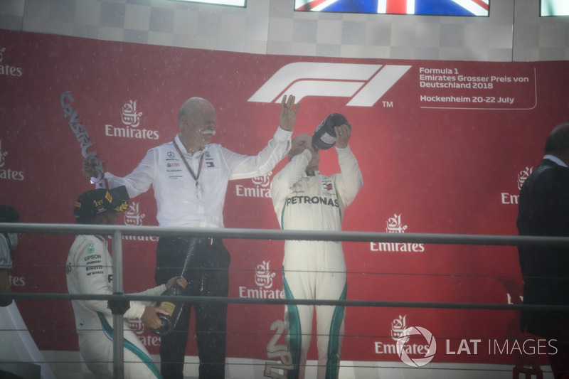 Podio: Dr. Dieter Zetsche, CEO, Mercedes Benz, y Lewis Hamilton, Mercedes AMG F1