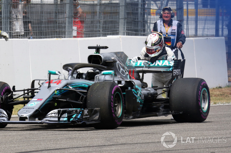 Lewis Hamilton, Mercedes-AMG F1 W09 stops on track and pushes his car