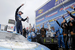 Race winner Kevin Harvick, Stewart-Haas Racing, Ford Fusion