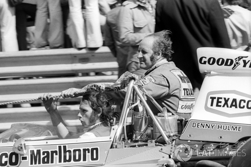 Denny Hulme, McLaren, sidepod üzerinde pitlere dönüyor