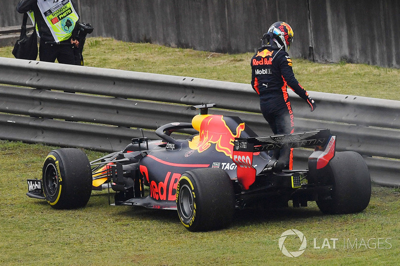 Daniel Ricciardo, Red Bull Racing RB14 detenido en la pista