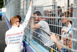 Felix Rosenqvist, Mahindra Racing, talks to fans