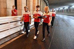 Charles Leclerc, Sauber camina el túnel con Xevi Pujolar, Sauber y Ruth Buscombe, Sauber