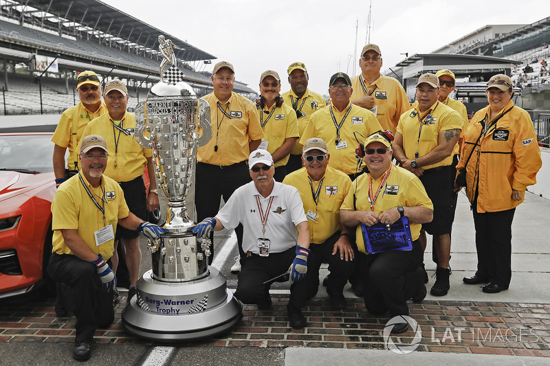 Kru Yellow Shirts Indianapolis bersama Trofi Borg Warner