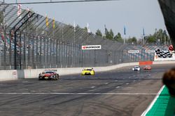 Checkered flag for Edoardo Mortara, Mercedes-AMG Team HWA, Mercedes-AMG C63 DTM