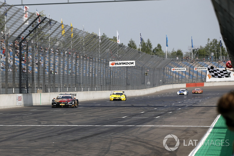 Checkered flag for Edoardo Mortara, Mercedes-AMG Team HWA, Mercedes-AMG C63 DTM