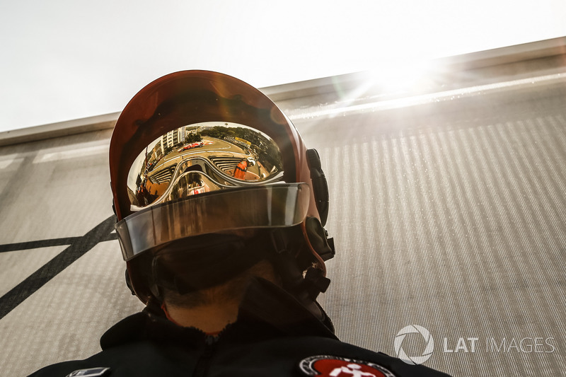 Il riflesso di Sebastian Vettel, Ferrari SF71H sul casco di un vigile del fuoco