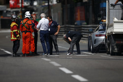 Charlie Whiting, FIA Delegate oversees drain repairs during FP2