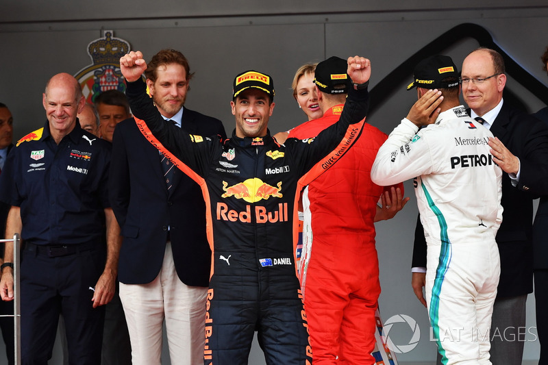 Il vincitore della gara Daniel Ricciardo, Red Bull Racing festeggia sul podio