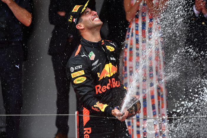 Podio: el ganador de la carrera Daniel Ricciardo, Red Bull Racing celebra con el champán