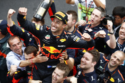 Race winner Daniel Ricciardo, Red Bull Racing, celebrates with the team